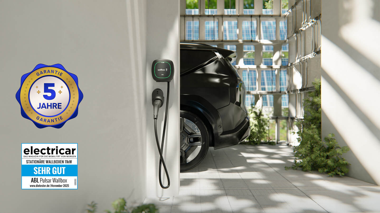 Das Bild zeigt eine Wallbox-Ladestation an einer Garagenwand, daneben ein geparktes Elektroauto. Auf der linken Seite sind ein 5-Jahre-Garantiesiegel und ein Testsiegel mit der Bewertung „Sehr gut“ abgebildet.