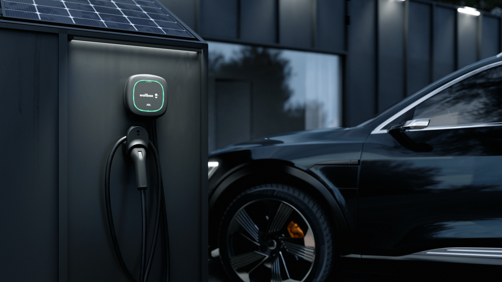 Das Bild zeigt eine moderne Wallbox-Ladestation mit Solarpanel und angeschlossenem Ladekabel vor einem Elektroauto.