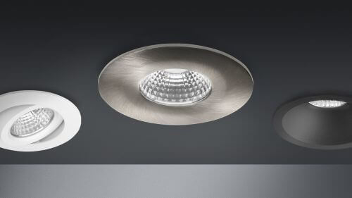 Drei moderne, runde LED-Einbauleuchten in unterschiedlichen Farben, die bündig in eine dunkle Decke eingelassen sind