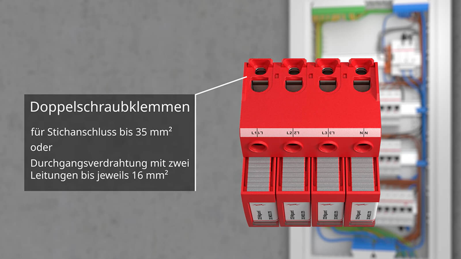 Das Bild zeigt eine rote Doppelschraubklemme mit erklärendem Text zur Verdrahtung vor einem unscharfen Schaltschrank im Hintergrund.