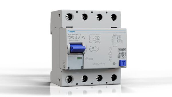 Das Bild zeigt ein elektrisches Schutzgerät mit einem blauen Schalter und mehreren Anschlussklemmen. Auf der Vorderseite befinden sich verschiedene technische Aufdrucke, Symbole, ein QR-Code und ein Piktogramm eines Autos.