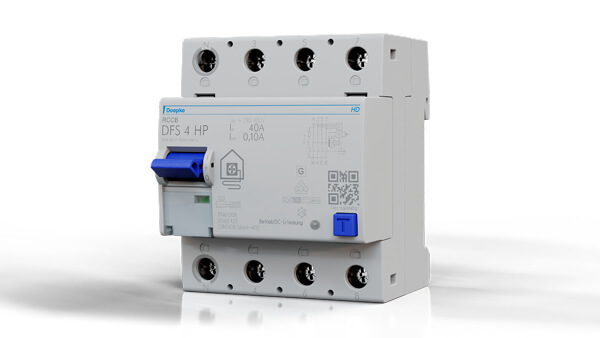 Das Bild zeigt ein elektrisches Schutzgerät mit einem blauen Schalter und mehreren Anschlussklemmen. Auf der Vorderseite befinden sich technische Aufdrucke, Symbole, ein QR-Code und ein Piktogramm eines Hauses mit einem Stromsymbol.