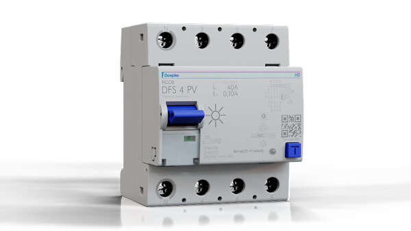 Das Bild zeigt ein elektrisches Schutzgerät mit einem blauen Schalter und mehreren Anschlussklemmen. Auf der Vorderseite befinden sich technische Aufdrucke, Symbole, ein QR-Code und ein Piktogramm einer Sonne.