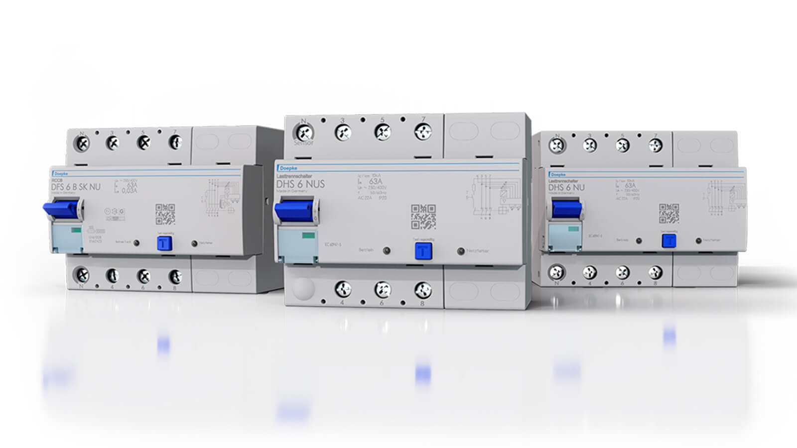 Das Bild zeigt den Fehlerstromschutzschalter DFS NU und die Hauptschalter DHS NU/NUSr mit blauen Hebeln und Anschlussklemmen, die nebeneinander aufgestellt sind.