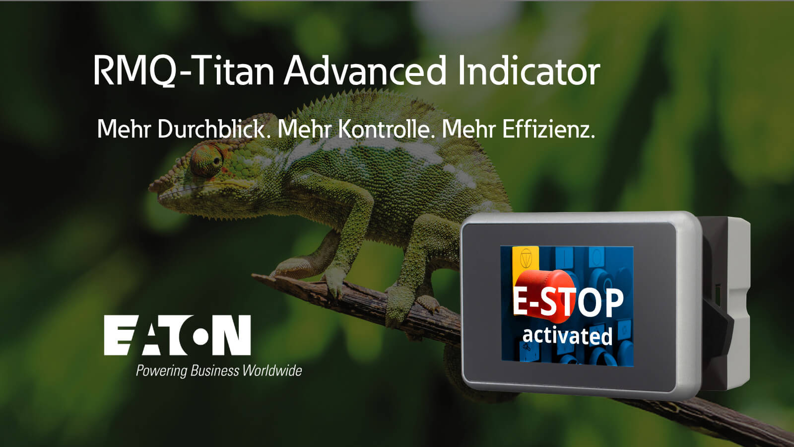 Zu sehen ist eine Eaton-Werbegrafik zum RMQ-Titan Advanced Indicator mit einem Displaymodul und dem Hinweis „E-STOP activated“. Im Hintergrund sitzt ein Chamäleon auf einem Ast.