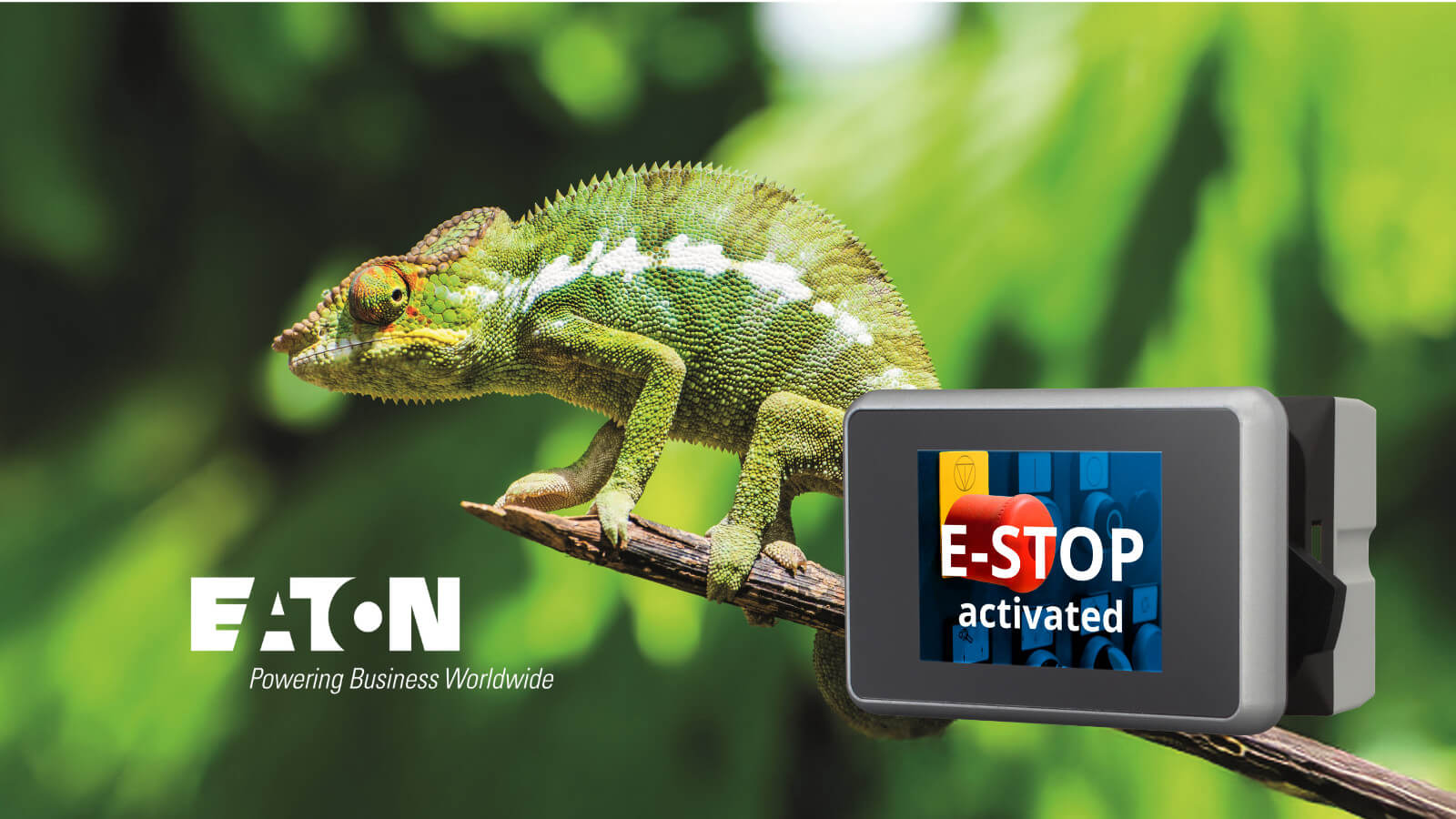 Zu sehen ist eine Eaton-Werbegrafik mit einem Chamäleon auf einem Ast und einem RMQ-Titan-Displaymodul mit der Anzeige „E-STOP activated“.