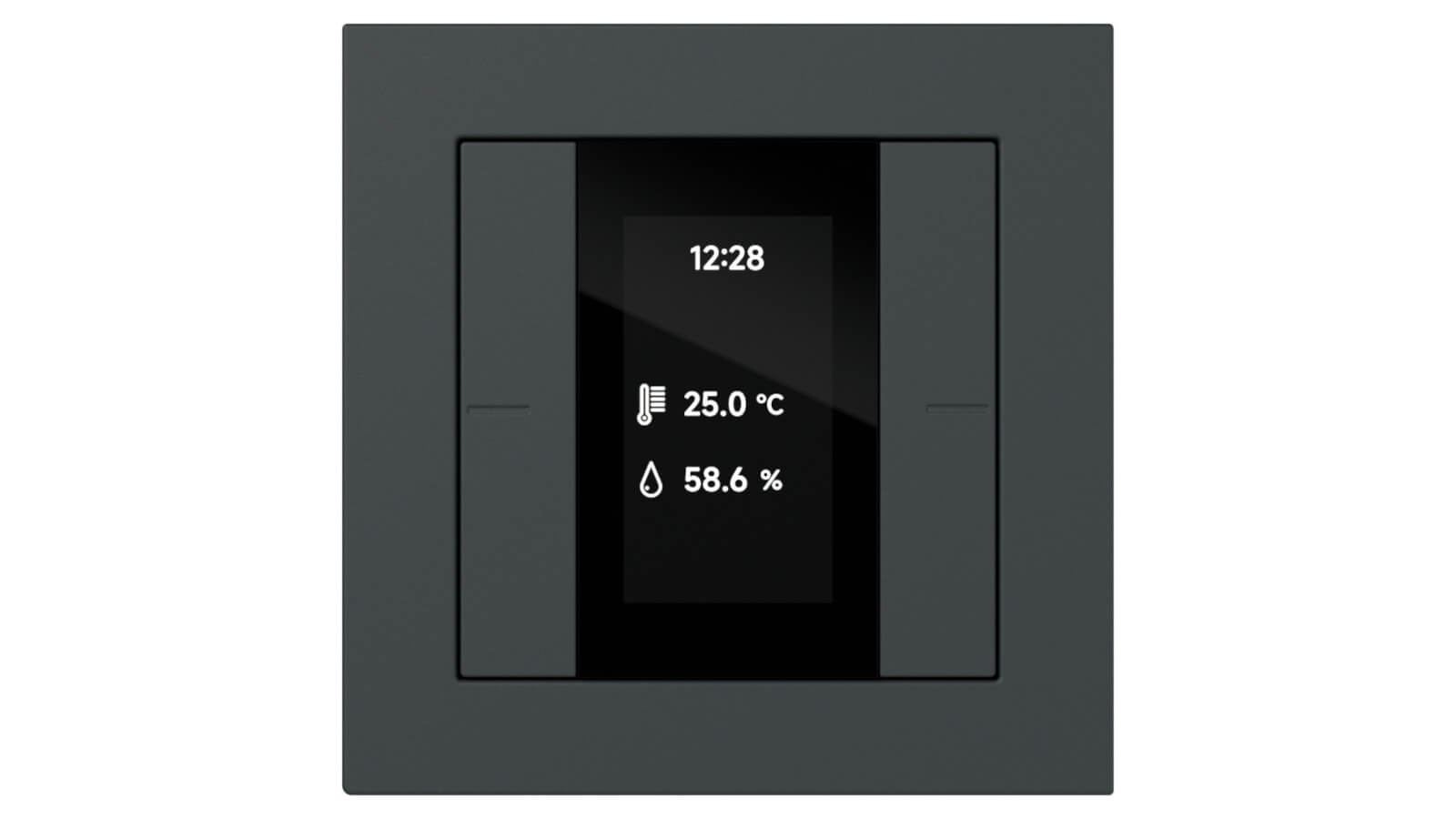 Ein schwarzer Gira Tastsensor mit integriertem Display ist auf weißem Hintergrund zu sehen. Das Display zeigt Uhrzeit, Temperatur und Luftfeuchtigkeit an.