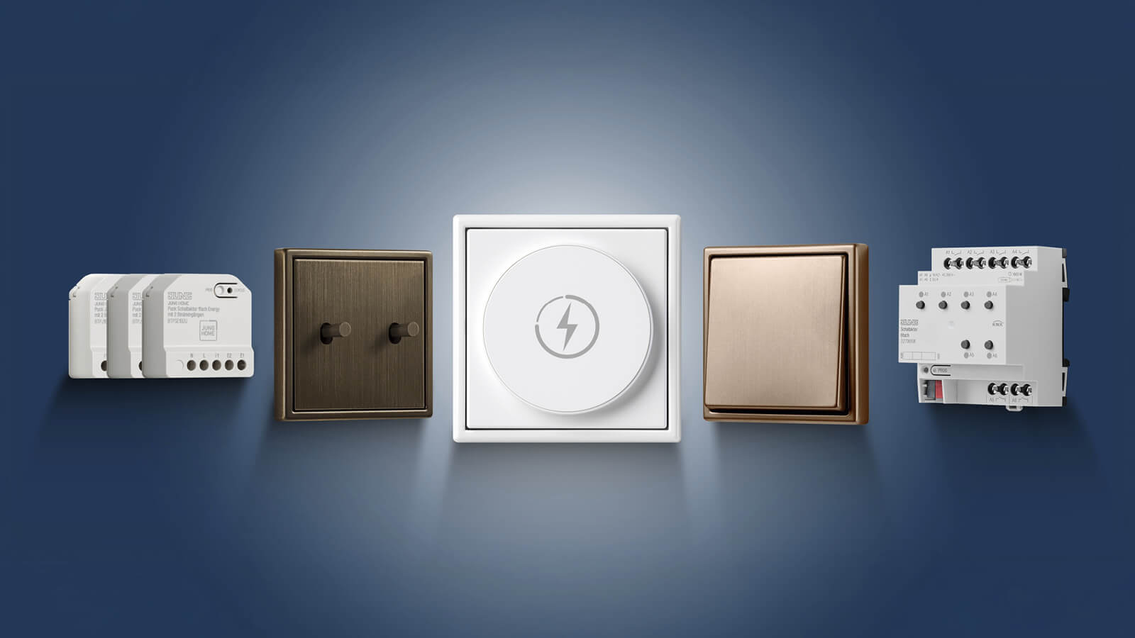 Das Bild zeigt verschiedene moderne Schalter, Taster und Steuerungsmodule für die Elektroinstallation, stilvoll vor blauem Hintergrund angeordnet.