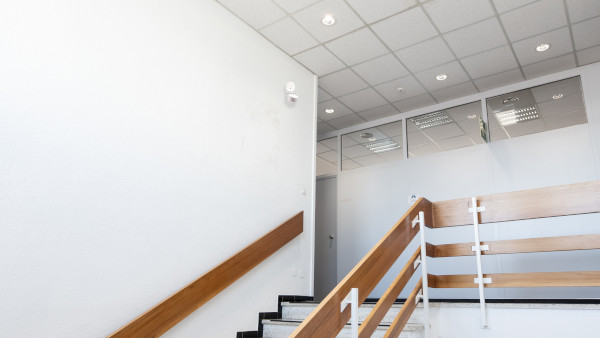Aufgangsbereich eines Bürobereiches in Molsheim Das Bild zeigt einen Aufgangsbereich eines Bürobereiches in Molsheim mit LEDVANCE LED-Downlights.