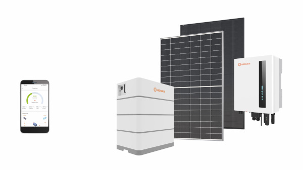 LEDVANCE Renewables ist die Rundum-Lösung für Photovoltaiksysteme und bietet eine umfassende Palette and Produkten und Dienstleistungen. Das Bild zeigt eine Komposition von Photovoltaikmodule, Wechselrichter, Batteriespeicher und Handy.