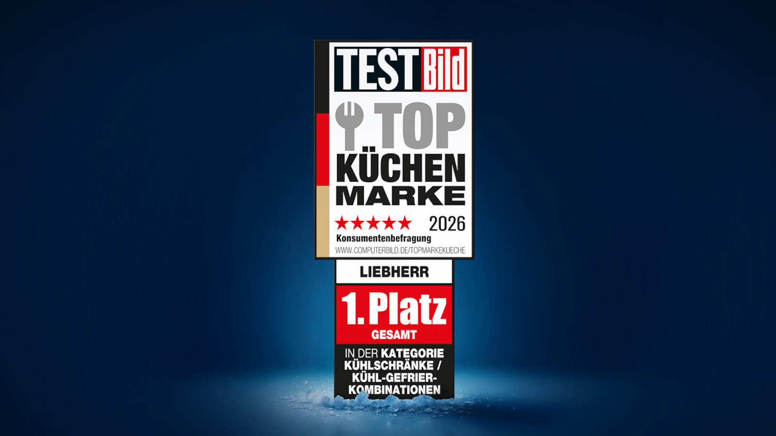 Das Bild zeigt ein TESTBild-Siegel „Top Küchen Marke 2026“, bei dem Liebherr mit „1. Platz gesamt“ in der Kategorie Kühlschränke / Kühl-Gefrier-Kombinationen ausgezeichnet wird, vor dunkelblauem Hintergrund.