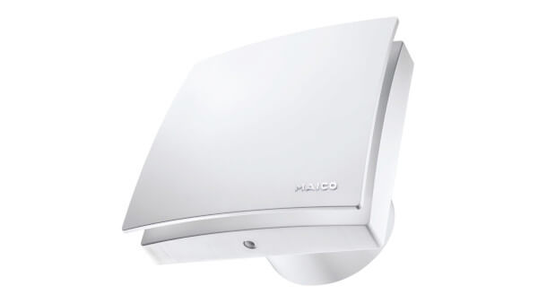 Badlüfter ECA von MAICO Nahaufnahme des Badlüfters „ECA 100 ipro“ in weißem, modernem Design, an der Wand montiert. Markenname „MAICO“ ist sichtbar.