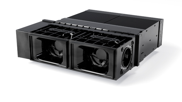 MAICO RV2 Das Bild zeigt ein schwarzes, rechteckiges Lüftungsgerät mit zwei sichtbaren Ventilatoren und einem seitlichen Anschlussstutzen.