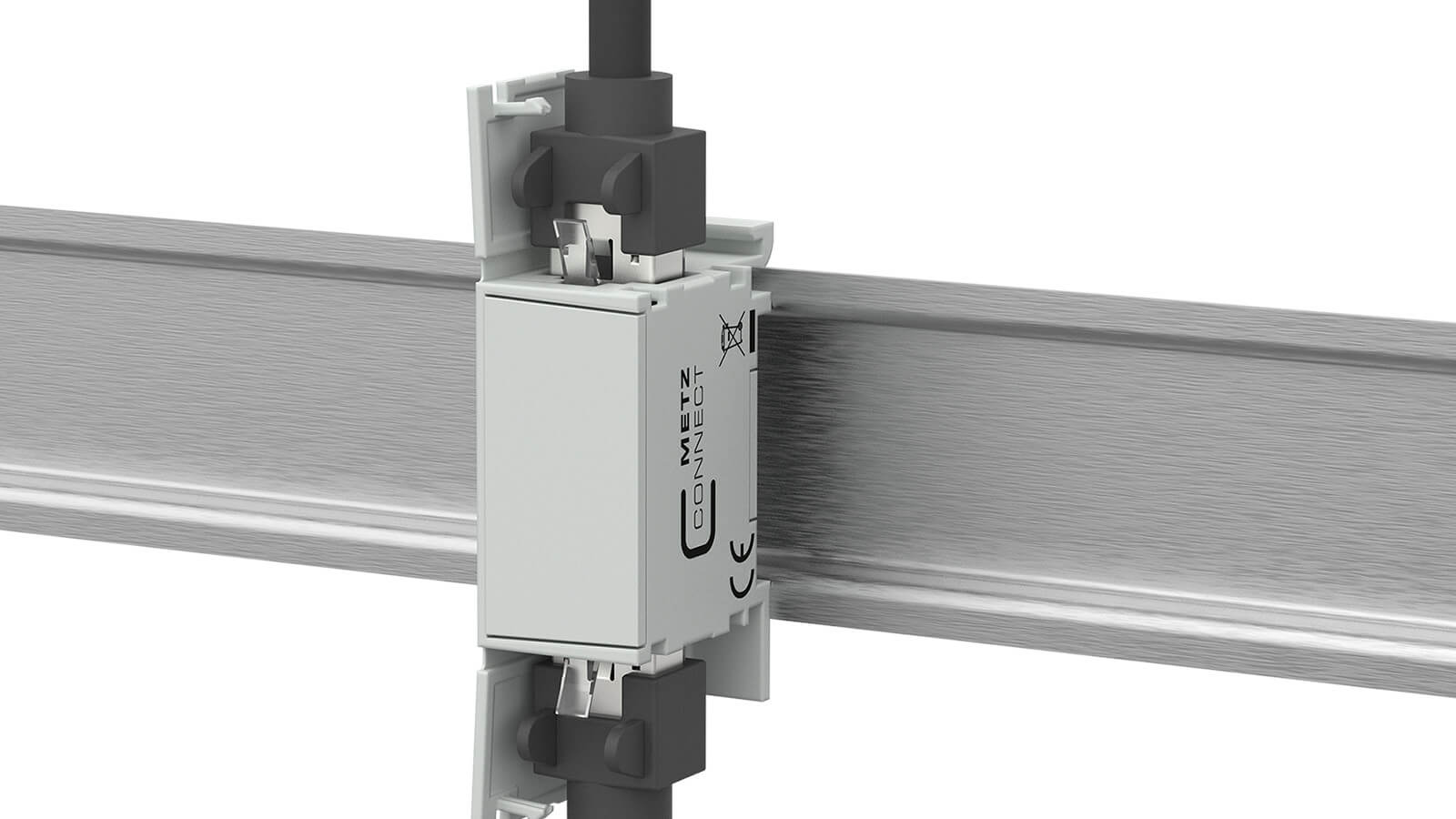 Verbindungsmodul mit angeschlossenen Steckverbindungen, montiert auf einer Metallschiene. Das Modul und die Kabel sind vor hellem Hintergrund dargestellt.