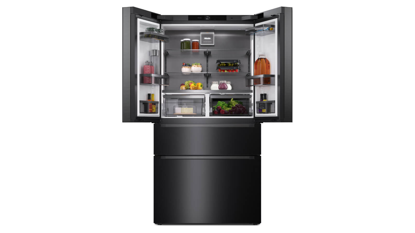 Offener schwarzer Side-by-Side-Kühlschrank mit French-Door-Design. Im Inneren sind Lebensmittel wie Obst, Gemüse, Getränke und Aufbewahrungsboxen ordentlich verteilt. Der Kühlschrank bietet mehrere Fächer, eine integrierte Wasser- und Eisspenderfunktion sowie LED-Innenbeleuchtung.