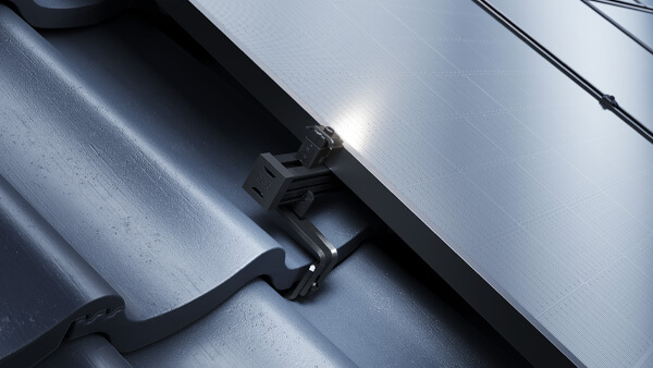 Das Bild zeigt zeigt die Befestigung eines Solarpanels an einem dunklen Dachziegel.