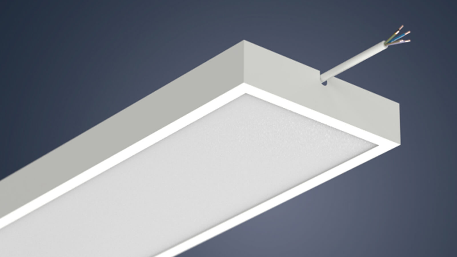 Nahaufnahme eines rechteckigen LED-Panels mit weißem Rahmen und diffuser Lichtfläche. An einer Seite führt ein Anschlusskabel aus dem Gehäuse heraus
