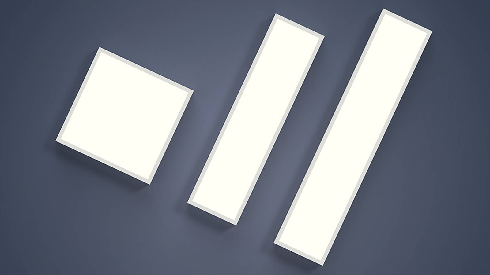 Ein quadratisches und zwei rechteckige LED-Panels liegen nebeneinander auf einem dunkelblauen Hintergrund und sind schräg angeordnet.