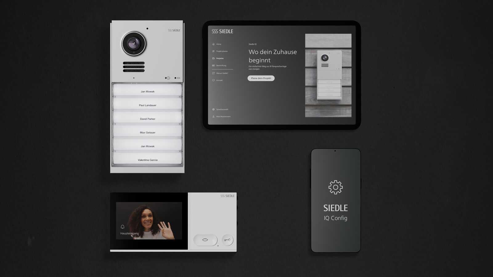 Das Bild zeigt verschiedene Siedle-Türkommunikationsgeräte – Außenstation, Innenstation, Tablet-Ansicht und Smartphone mit „SIEDLE IQ Config“ – vor dunklem Hintergrund.