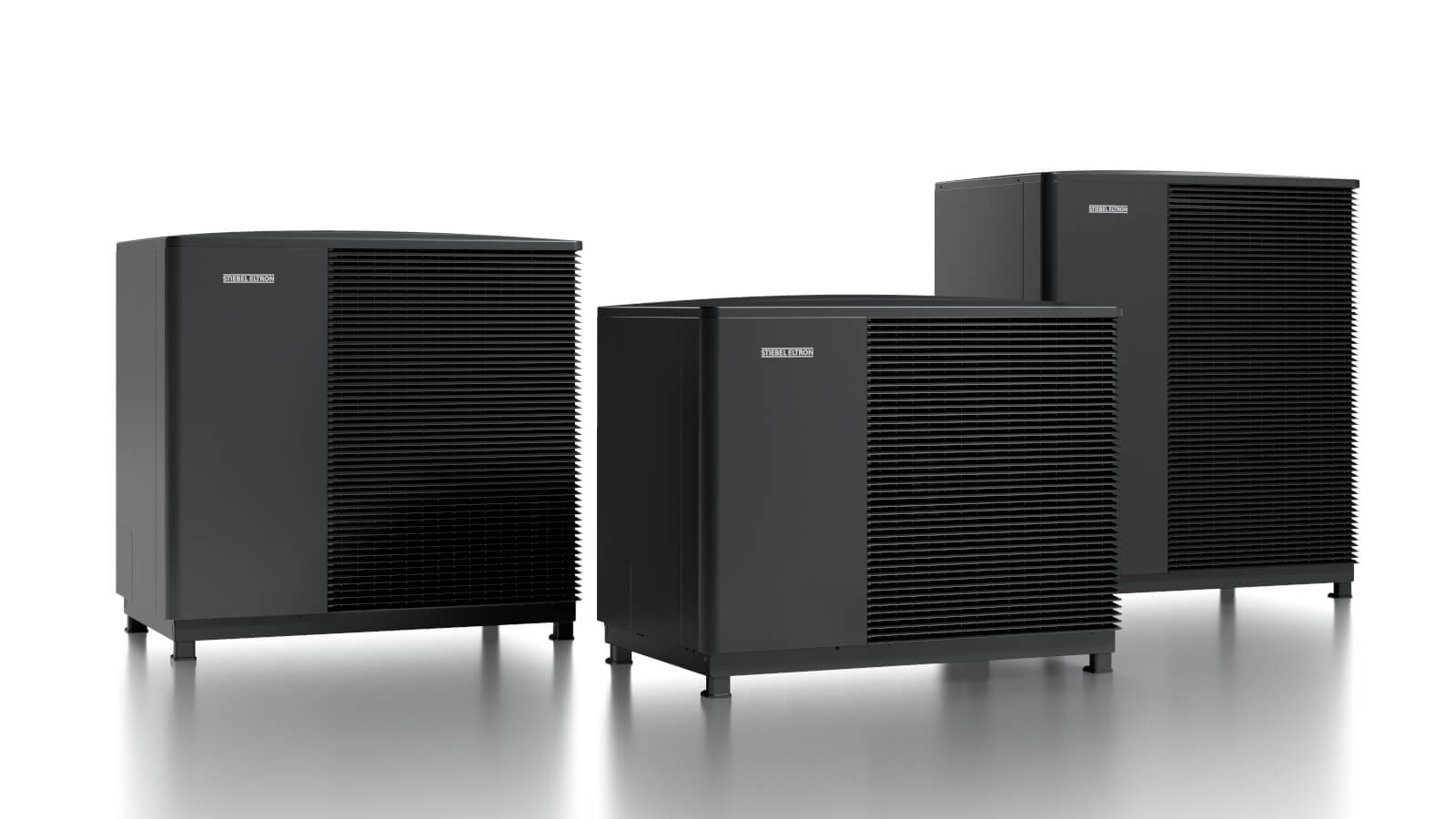 Das Bild zeigt drei schwarze Wärmepumpenmodelle aus dem Luft-Wasser-Wärmepumpenportfolio wpnext von Stiebel Eltron. Der Bildhintergrund ist weiß. 
