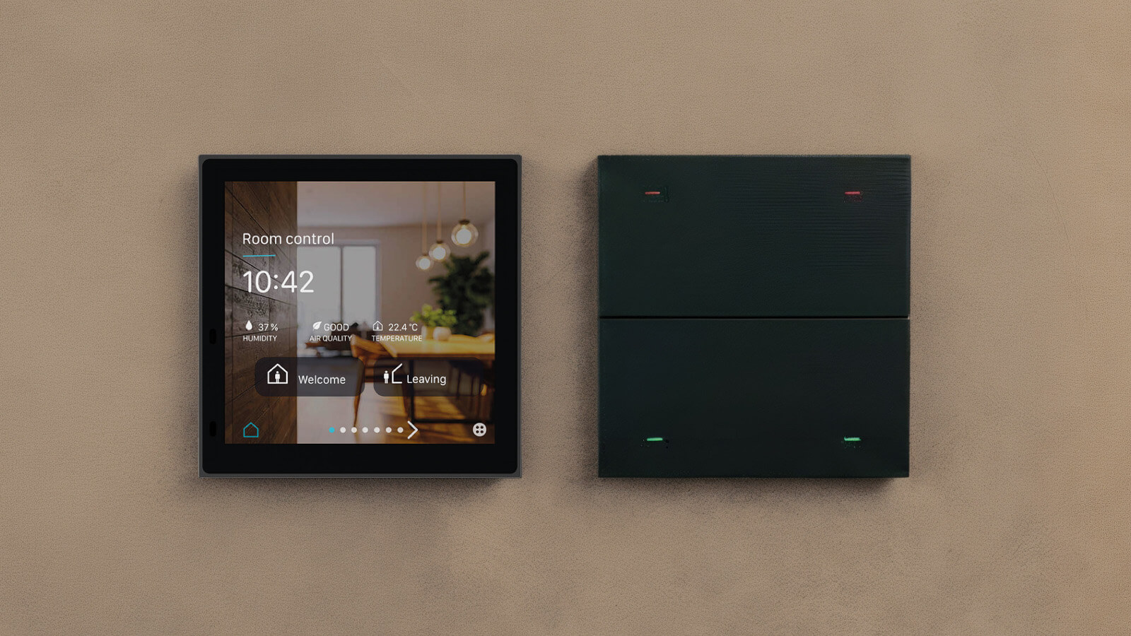 Links wird ein Touchscreen-Display mit Raumkontrolle gezeigt, das Informationen wie Uhrzeit, Luftfeuchtigkeit, Luftqualität und Temperatur anzeigt. Daneben ein schlichtes, schwarzes Tastaturfeld mit Berührungssensoren zur Licht- oder Szenensteuerung. Beide Elemente sind flächig in eine hellbraune Wand integriert.