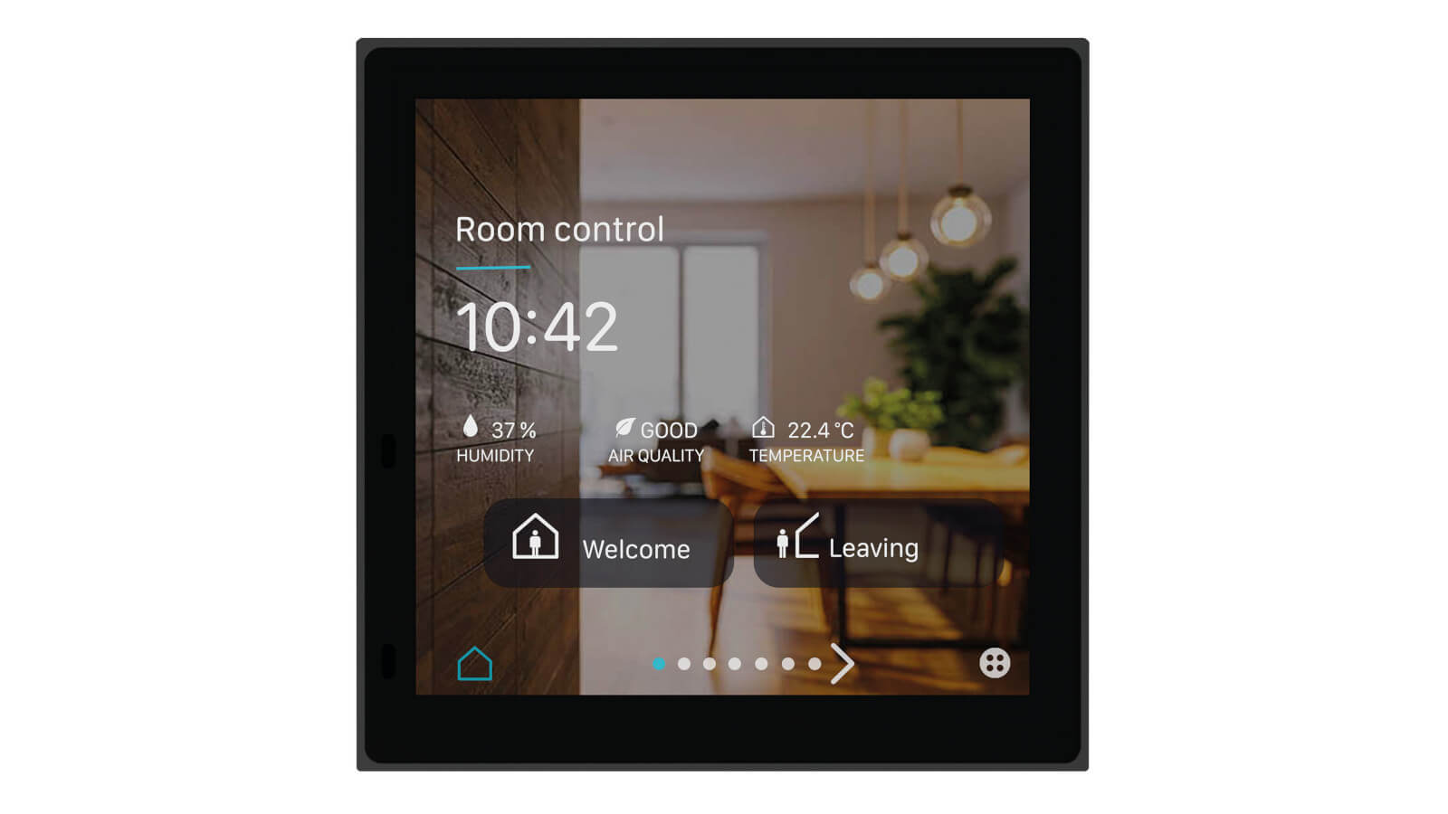 Das Bild zeigt ein Touchscreen-Display mit Raumkontrolle, das Informationen wie Uhrzeit, Luftfeuchtigkeit, Luftqualität und Temperatur anzeigt.