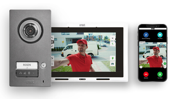 Das Bild zeigt eine moderne Türsprechanlage mit Kamera, zugehörigem Touchmonitor und Smartphone-App, die einen Besucher an der Tür anzeigen.