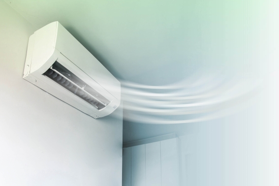 Dieses Bild zeigt eine oben an der Wand zur Decke hin aktive Klimaanlage.