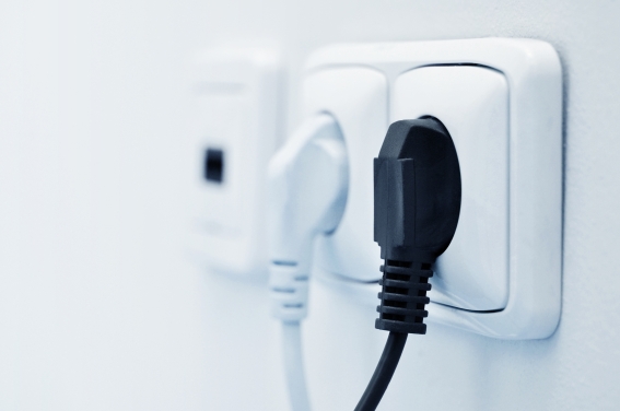 Dieses Bild zeigt eine Steckdose in der ein schwarzer und weißer Stecker mit Kabel steckt.
