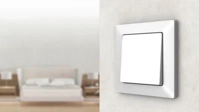 Schalter Deltaline von Siemens an der Wand und im Hintergrund ein Sofa.
