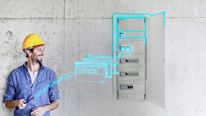 Das Bild zeigt eine Person mit Bauhelm neben einem in die Wand eingelassenen Verteilerkasten, bei dem einige Module grafisch blau hervorgehoben wurden.. In der rechten Hand hält die Person einen Stab. Blaue Linien schlängeln sich von der Stabspitze zu den hervorgehobenen Modulen. Auf den Linien sind drei Seiten des Online-Konfigurators grafisch angedeutet. 
