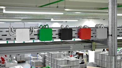 Das Bild zeigt eine Elektroinstallation mit Produkten von Spelsberg in einer Produktionshalle.