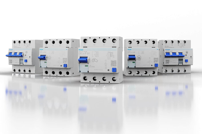 Das Bild zeigt fünf nebeneinander aufgestellte Fehlerstrom-Schutzschalter der Marke Doepke. Die Geräte sind weiß mit blauen Hebeln und schwarzer Beschriftung. Jedes Gerät hat unterschiedliche Bezeichnungen und technische Symbole auf der Vorderseite. Der Hintergrund ist weiß und reflektierend.