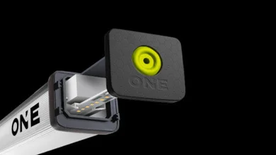 Nachhaltige Leuchte KATLA von Pracht leicht von vorne vor schwarzem Hintergrund.