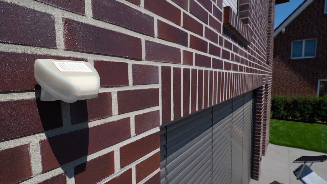 Wetter- und Umweltsensor an einer Hausfassade zur automatischen Steuerung von Sonnenschutz- und Smart-Home-Systemen.
