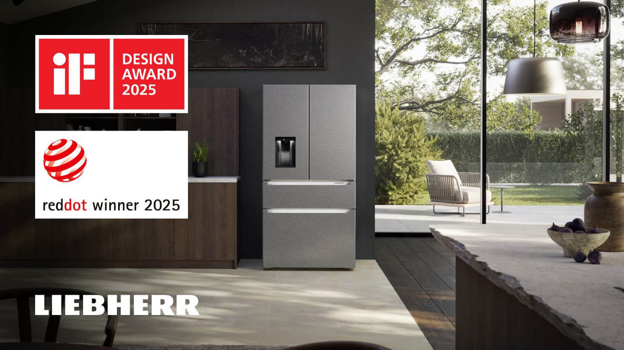 Das Bild zeigt eine moderne Küche mit einem frei stehenden Liebherr-Kühlschrank, daneben die Auszeichnungen „iF Design Award 2025“ und „reddot winner 2025“.