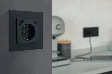 Eine schuko-usb-steckdose von Siemes in der Farbe antrazit.