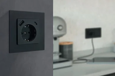 Eine schuko-usb-steckdose von Siemes in der Farbe antrazit.