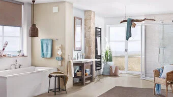 Helles und großzügiges Badezimmer, mit großem Fenster, Dusche auf der rechten Seite und Badewanne links.