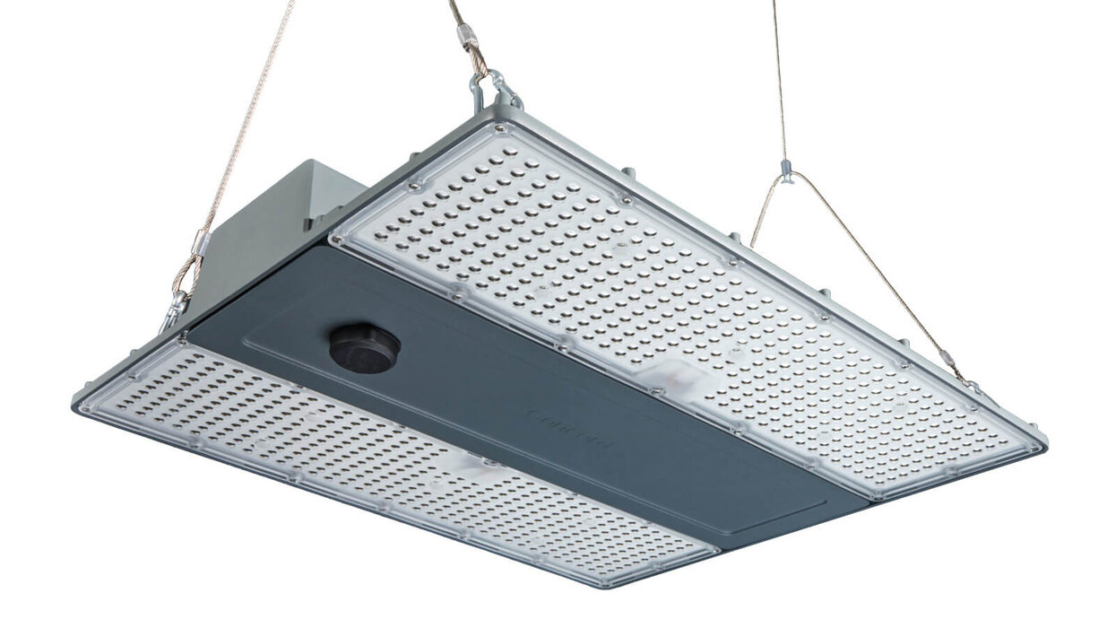 Rocks von Sylvania Nahaufnahme einer LED-Hallenleuchte von unten, mit sichtbaren LEDs und Sensor.