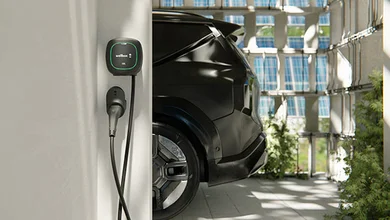 Das Bild zeigt die Wallbox ABL Pulsar an einer Garagenwand.