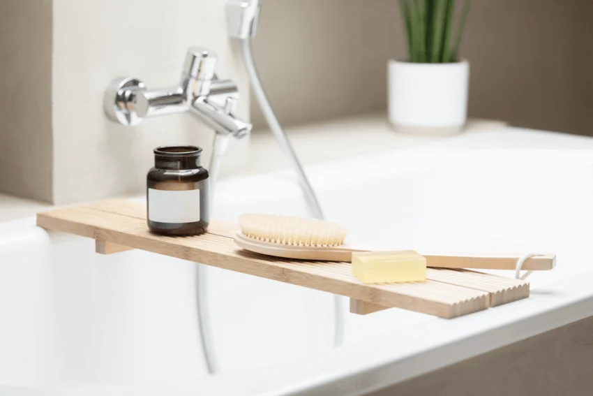 Das Bild zeigt eine Badewanne mit Badutensilien.