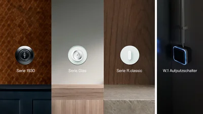 Das Bild zeigt vier verschiedene Lichtschalter-Designs vor unterschiedlichen Wandflächen: Serie 1930, Serie Glas, Serie R.classic und rechts einen leuchtenden W.1 Aufputzschalter.