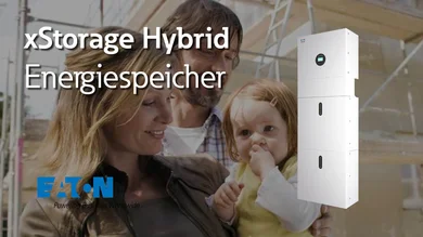 Das Bild zeigt eine Familie im Hintergrund und rechts einen weißen Energiespeicher der Marke Eaton. Links stehen groß die Wörter „xStorage Hybrid Energiespeicher“ sowie das Eaton-Logo.
