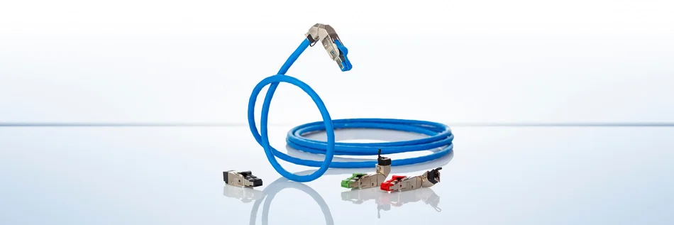 Blaues Kabel mit Steckern aus Metall für die Verbindung und eine schnellere Übertragungsrate.