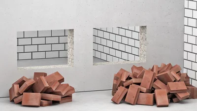 Braune Brandschutzsteine liegen vor einer Wand mit zwei Fensterausparungenfasst sind.