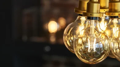 Detailaufnahme von vier historisch aussehenden Glühbirnen.