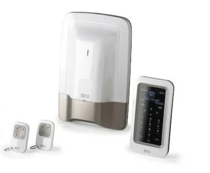 Verschiedene Bestandteile wie Basisgerät, Sensor und Kamera vom Rademacher produkt Tyxal nebeneinander vor weißem Hintergrund.