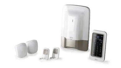 Verschiedene Bestandteile wie Basisgerät, Sensor und Kamera vom Rademacher produkt Tyxal nebeneinander vor weißem Hintergrund.