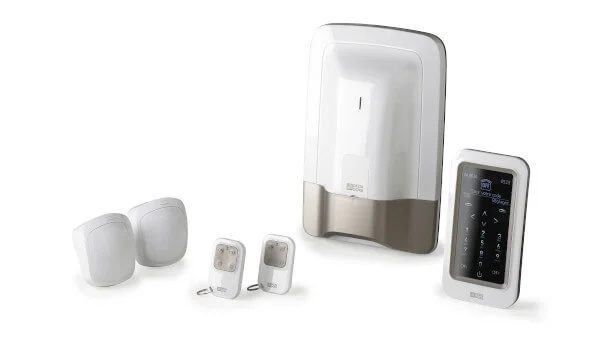 Verschiedene Bestandteile wie Basisgerät, Sensor und Kamera vom Rademacher produkt Tyxal nebeneinander vor weißem Hintergrund.